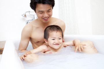 Obraz na płótnie Canvas 入浴中の父親と息子