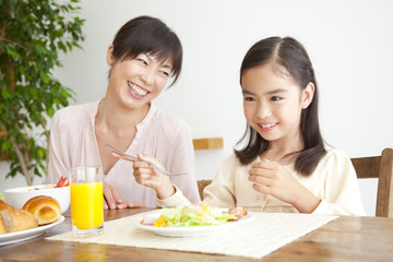 Obraz na płótnie Canvas 朝食中の母親と娘