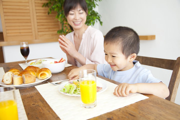 朝食中の母親と息子