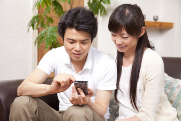 スマートフォンを見るカップル