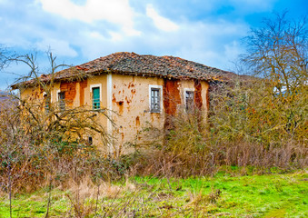 Fototapeta na wymiar Very old house in village Mavrokampos near Kastoria in Greece