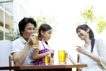 庭で団欒を楽しむ親子