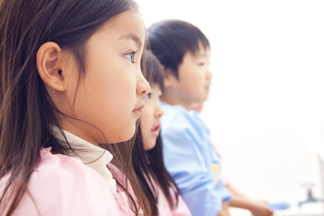 幼稚園女児の横顔