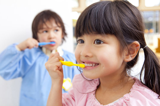 歯磨きをする幼稚園児