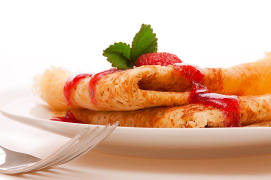 Pfannkuchen mit Erdbeermarmelade.