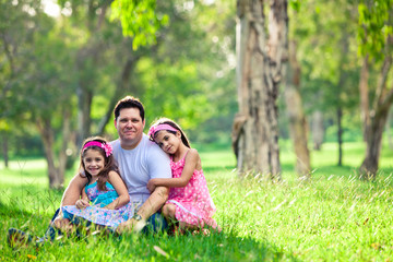 Obraz premium Father and daughters on picnic
