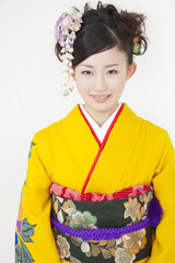 振袖姿で微笑む女性