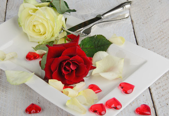 Romantisches Gedeck mit Rosen für Liebespaare