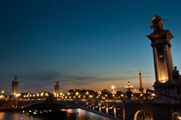 Pont alexandre III à Paris le soir