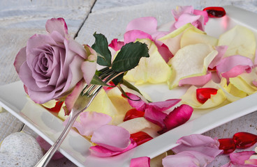 Romantisches Gedeck für Rosenliebhaber mit Herzen