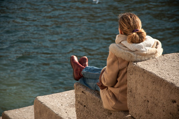 jeune femme assise en bord de seine