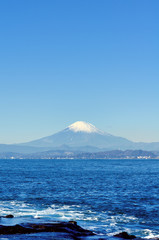 江ノ島の稚児ヶ淵の岩場と富士山