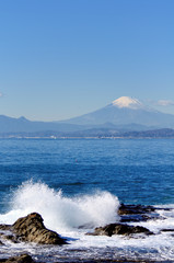 江ノ島の稚児ヶ淵の岩場と富士山