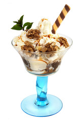 Walnuss-Eisbecher