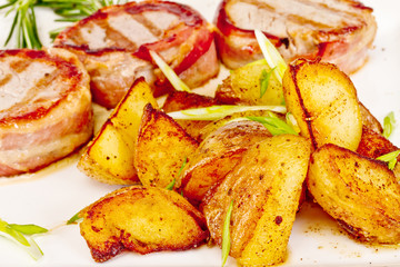 Grilled steak wrapped in bacon, with grilled vegetables