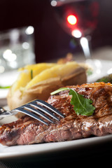 Gegrilltes Entrecôte mit Bohnen