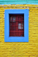 Fototapeta na wymiar Kolorowe ściany i okna w La Boca w Buenos Aires