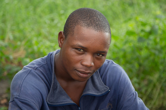 Junger h&uuml;bscher Afrikaner