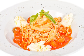 Pasta (tagliatelle) with cherry tomato and mozzarella