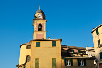 Fototapeta na wymiar Dzwonnica w miejscowości Camogli, Włochy