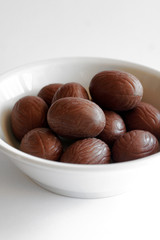uova di cioccolato fondente su ciotola