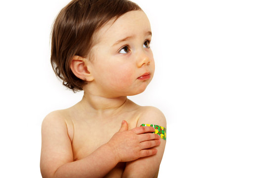 Kleinkind mit einem Pflaster am Oberarm