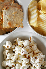 Antipasto_patatine, cracker e pop-corn