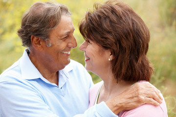 Obraz premium Senior Hispanic couple outdoors