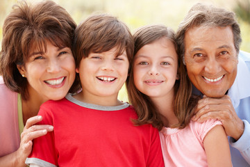 Obraz premium Hispanic grandparents and grandchildren outdoors