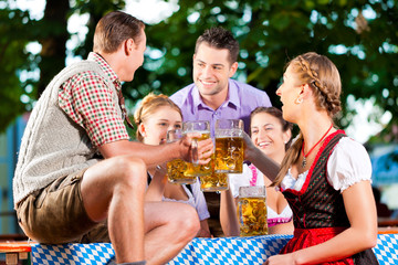 Im Biergarten - Freunde trinken Bier