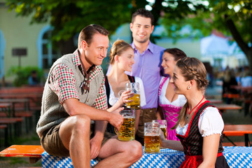 Im Biergarten - Freunde trinken Bier