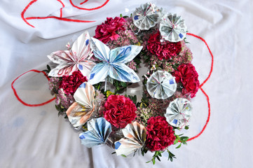 Blumenstrau&szlig; mit Geldscheinen