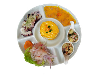 Essen von Peru mit Fisch, Krake und Kartoffel