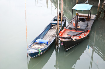 Fototapeta na wymiar dwa kotwicy łodzi rybackich w przystani