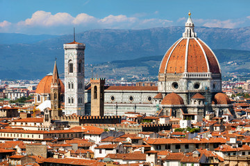 Fototapeta na wymiar Widok dachu Bazyliki Santa Maria del Fiore we Florencji