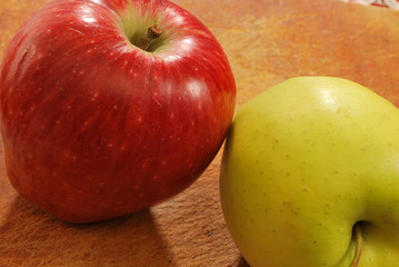 Red apple and yellow apple