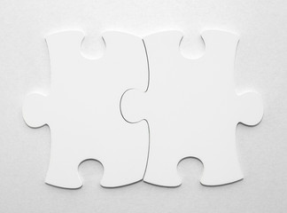 Zwei Puzzleteile mit Textfreiraum