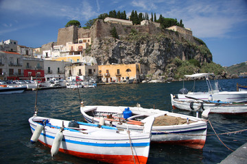 Fototapeta na wymiar Lipari Wyspa z przystani w Włoszech