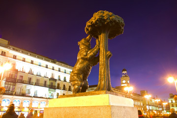 Naklejka premium bear with strawberry tree - symbol of Madrid, Spain