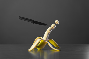 Banane geschält mit Messer fliegend geschnittene stückchen