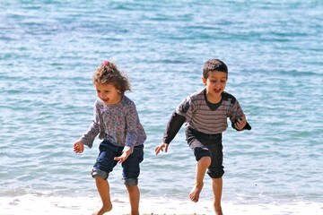 bambini che giocano sulla spiaggia
