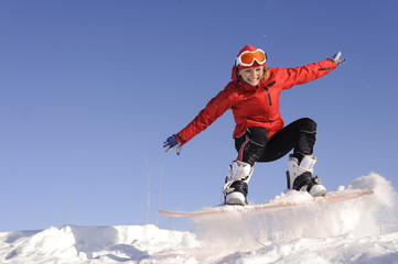 Fototapeta na wymiar Young woman on snowboard