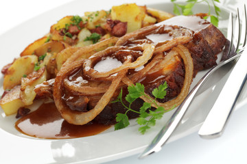 Spießbraten mit Schmorzwiebeln, Bratkartoffeln