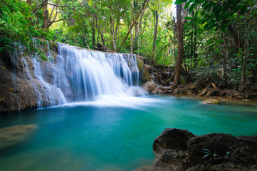 Fototapeta na wymiar Wodospad w lesie, Kanchanaburi, Tajlandia
