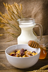 Müsli mit fettarmer Milch und Zwieback