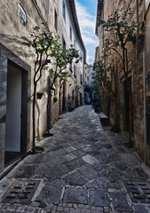 Fototapeta na wymiar Orvieto, Umbria, Włochy, wąska ulica z małych sklepów