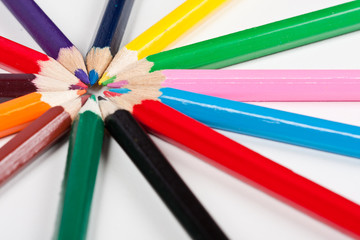 Naklejka premium Colorful pencils in a neat circle