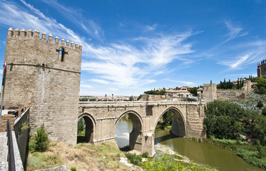 Fototapeta na wymiar Średniowieczny most San Martin