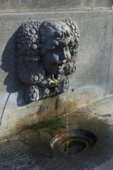 Dettaglio laterale fontana angelica torino