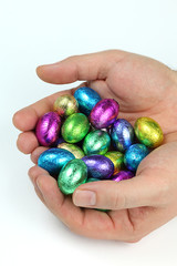 ostereier gehalten von zwei händen